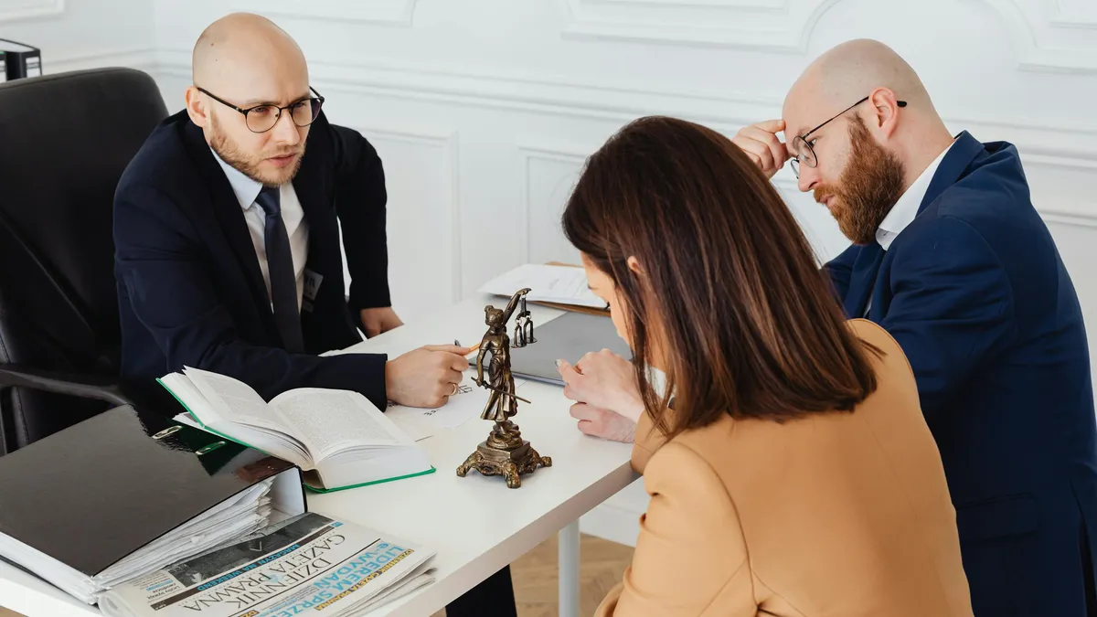 Professionnel en consultation avec ses clients dans un bureau moderne